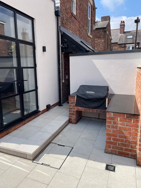 Garden Design Paving & Feature Brick Wall: Gosforth